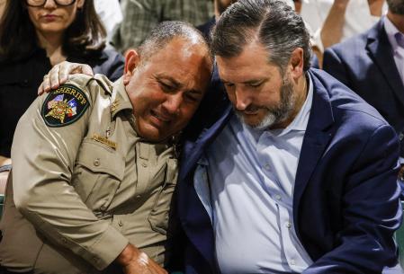 El senador por Texas, Ted Cruz, consuela al sheriff de Uvalde, que llora desconsolado por la tragedia