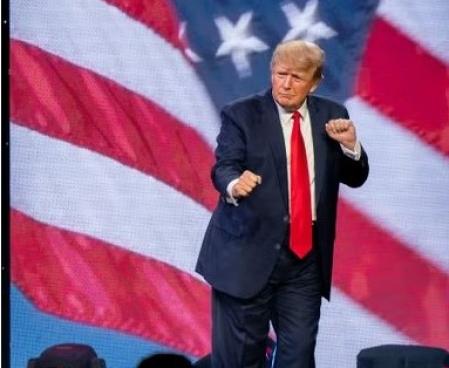 El expresidente Donald Trump baila en la convención de la NRA (captura de pantalla)
