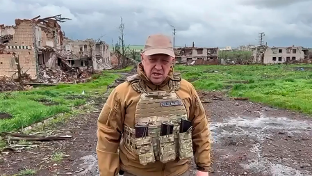 Yevgueni Prigozhin entre las ruinas de una aldea ucraniana destruida por sus sicarios del grupo Wagner