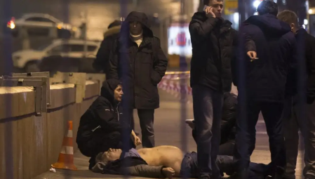 El cadáver de Boris Nemtsov, asesinado frente a las murallas del Kremlin