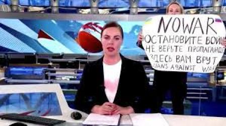 Marina Ovsiannikova muestra un cartel de rechazo a la guerra de Putin en pleno noticiero en directo