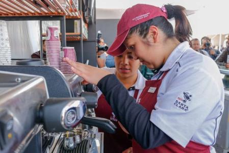 Una empleada de una cafetería capacita a una de las jóvenes del programa Jóvenes Construyendo el Futuro en un establecimiento de Pachuca, Hidalgo.
