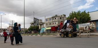 Palestinos huyen tras la orden de evacuación de Israel para que evacúen el este de la ciudad de Rafah, antes de ser bombardeada
