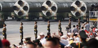 Vehículos militares con misiles nucleares intercontinentales chinos DF-5B en la plaza de Tiananmen