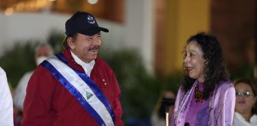 Rosario Murillo sonríe a su esposo tras ponerse la banda presidencial que le dará poder hasta 2027