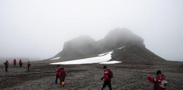 Investigadores caminan el 18 de diciembre de 2021, en la Isla Rey Jorge, situada en el territorio chileno antártico.