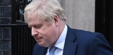 El premier Boris Johnson sale del 10 de Downing Street para dar explicaciones al Parlamento