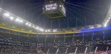 El estadio del Eintracht Frankfurt rindió un homenaje a Ucrania, con los colores azul y amarillo en las grandes y lanzó un grito de condena desde sus pantallas gigantes: ¡Basta ya, Putin!