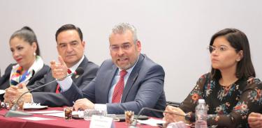 El gobernador Alfredo Ramírez Bedolla durante su reunión en Zamora con cicno ediles./