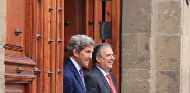El secretario John Kerry a su salida de Palacio Nacional, acompañado del canciller Marcelo Ebrard, al término de su encuentro con el Presidente López Obrador