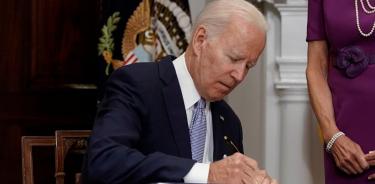 El presidente de Estados Unidos, Joe Biden, firma la Ley Bipartidista de Comunidades Más Seguras, que impone restricciones a la venta de armas a jóvenes, este sábado 25 de junio de 2022.