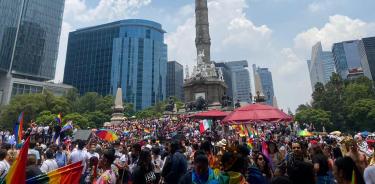 Distintos contingentes e integrantes de la comunidad LGBTTTIQ+ llegaron a las inmediaciones del Ángel de la Independencia para participar en la marcha del Orgullo 2022.