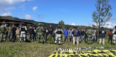 Fotografía cedida hoy, cortesía de la Secretaria de la Defensa Nacional (Sedena), donde se observa la captura de un grupo armado en el municipio de Hidalgo en Michoacán