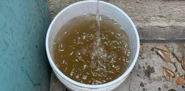 Vecinos de Azcapotzalco reciben agua sucia en sus domicilios desde al menos 5 meses.