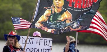 Fanáticos trumpistas protestan este martes 9 de agosto de 2022 contra el registro de Mar-a-Lago justo afuera de la residencia de Trump en Florida.