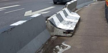 Bloques de concreto derribados por accidentes automovilísticos