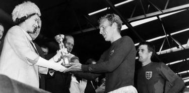 El 30 de julio de 1966 la Reina Isabel II entregaba el trofeo a Bobby More, capitán de Inglaterra, equipo campeón del Mundial de Futbol