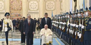 El presidente Tokayev y el papa pasan revista a la guardia de honor en Nursultán, capital de Kazajstán
