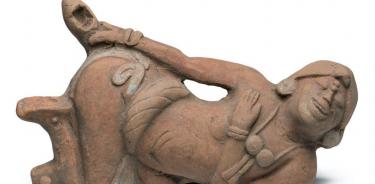Cerámica maya hallada en Guatemala que representa a un hombre aplicándose un enema ritual.