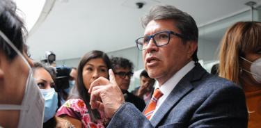 El senador Ricardo Monreal captado al conversar con medios de comunicación/CUARTOSCURO/