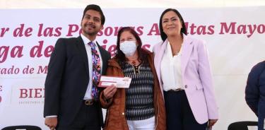 Ariadna Montiel Reyes, secretaria de Bienestar, junto con Adolfo Cerqueda Rebollo, presidente municipal de Nezahualcóyotl, entregaron tarjetas de la Pensión del Bienestar a adultos mayores