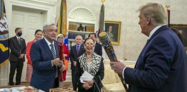 El presidente López Obrador y ex exmandataerio de EU, Donald Trump, en imagen del 8 de julio de 2020 cuando intercambian bats de beisbol como regalo protocolario/