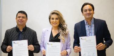 Los presidentes en la CDMX del PRI, Israel Betanzos, del PAN, Andrés Atayde, y del PRD, Nora Arias, firmaron una carta de alianza