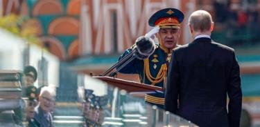 El minisitro de Defensa ruso, Serguéi Shoigú, saluda al presidente Putin en la plaza Roja de Moscú