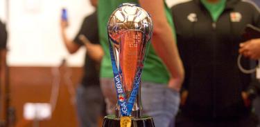 Trofeo y medalla de la final de ida de Tigres vs Chivas del Torneo Clausura 2023