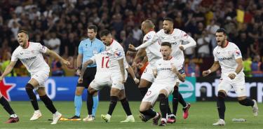 Los jugadores del Sevilla celebran el último gol conseguido en la tanda de penaltis.