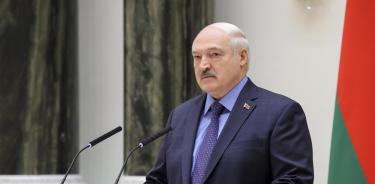 El presidente de Bielorrusia, Alexander Lukashenko, da la versión de la crisis este martes
