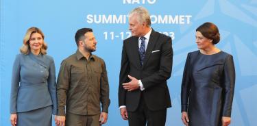 El presidente de Lituania, Gitanas Nausesa, y su esposa, Diana Nausediene, reciben en Vilna al presidente ucraniano, Volodimir Zelenski, y su esposa, Olena Zelenska, en el marco de la cumbre de la OTAN