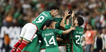 El equipo celebra el segundo gol anotado por Luis Chávez.