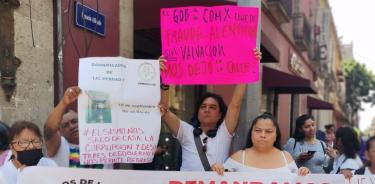 Integrantes del Movimiento de Familias Damnificadas del 19S protestaron afuera del Invi