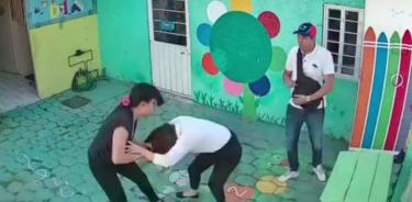 Padres golpean y amenazan con arma de fuego a maestra en Cuautitlán Izcalli