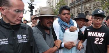 Triqui intentó prenderse fuego en el Zócalo tras ser excluido de la Fiesta de las Culturas Indígenas