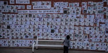 ZACATECAS, ZACATECAS, 29AGOSTO2023.- Madres y familiares de desaparecidos de la Unión de Colectivos de Buscador@s de Personas Desaparecidas realizaron una pega de cientos de fichas en el “Muro de la Memoria” del centro de la capital zacatecana, ubicado en la Plazuela Bicentenario. Hasta el mes de julio de 2023 se contabilizaron más de 3,700 desaparecidos en el estado.
FOTO: ADOLFO VLADIMIR /CUARTOSCURO.COM