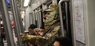 Don Ferro en vagón del Metro