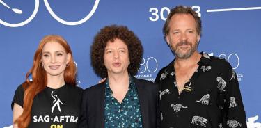 El cineasta mexicano Michel Franco junto a los actores Jessica Chastain y Peter Sarsgaard en la presentación de ‘Memory’