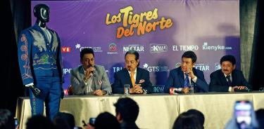 Los Tigres del Norte durante una rueda de prensa hoy en Bogotá