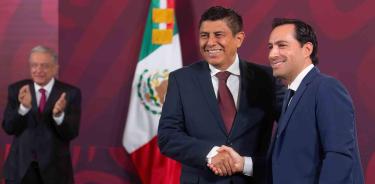 Cuauhtémoc, Ciudad de México, México, 9 de octubre de 2023.
Andrés Manuel López Obrador, Presidente de México en conferencia de prensa en el Salón Tesorería de Palacio Nacional. Acompañan al mandatario: Salomón Jara Cruz, Gobernador de Oaxaca; Mauricio Vila Dosal, gobernador de Yucatán; Óscar David Lozano Águila, director general de la empresa Tren Maya; Diego Prieto Hernández, director general del Instituto Nacional de Antropología e Historia (INAH); David Aguilar Romero, titular de la Procuraduría Federal del Consumidor (Profeco), Maite Ramos Gómez, directora de Alstom México; Manuel Muñozcano Castro, director general de Azvindi Ferroviario y Blas Andrés Núñez Jordán, jefe del centro Coordinador Tren Maya de la Dirección General de Ingenieros.
Foto: Presidencia