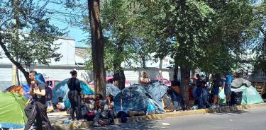 Migrantes venezolanos, haitianos, colombianos, entre otras nacionalidades durmiendo frente a la central camionera del Norte