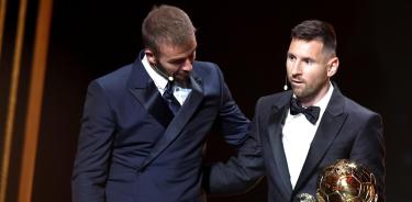 El dueño del Inter de Miami, Beckham, entrega el codiciado premio.