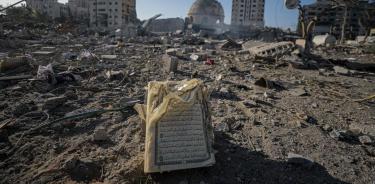 Una copia de El Corán, el libro sagrado del islam, yace en el suelo frente a la mezquita de Al Sheikh Zayed destruida por los ataques aéreos israelíes