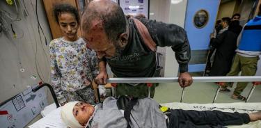 Una familia palestina herida por los ataques aéreos israelíes en la ciudad de Jan Yunis, este miércoles en el hospital de Nasser, en Gaza.