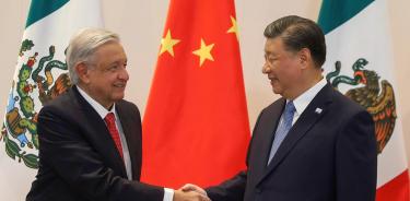 AMLO saluda a su homologo de china, Xi Jinping (d), en el marco de la cumbre del Foro de Cooperación Económica Asia-Pacífico (APEC) en San Francisco