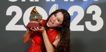 La cantautora venezolana Joaquina con su Latin Grammy