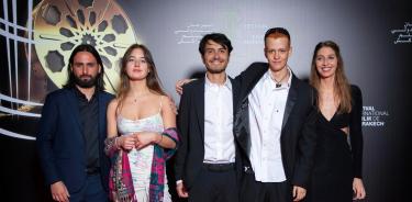 El director de cine Juan Sebastián Quebrada (c) junto con el elenco y el productor en el Festival Internacional de Cine de Marrakech