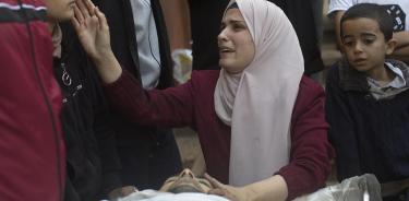 Familiares lloran la muerte de un palestino tras la reanudación de los ataques en Gaza