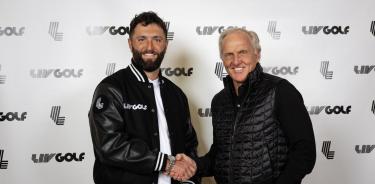 Greg Norman le da la bienvenida a Jon Rahm a LIV Golf